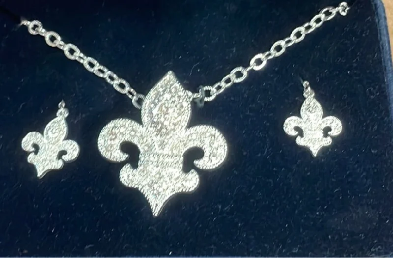 Montana Silversmith Fleur De Lis Necklace Set